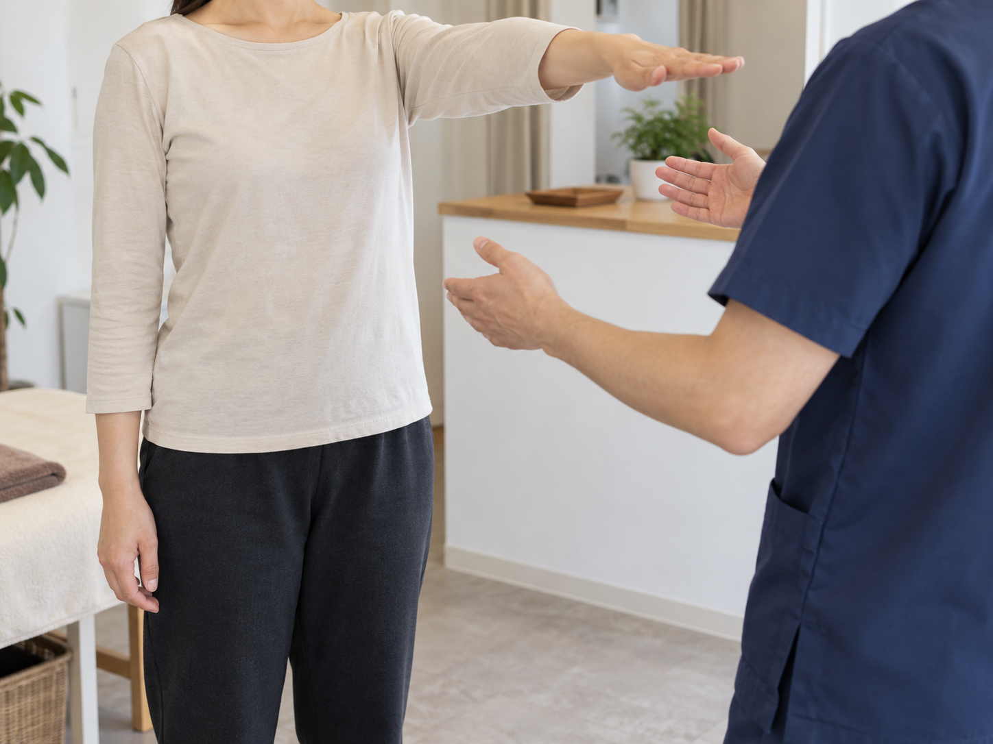 施術後に腕の動きを確認するイメージ